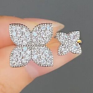 Silver Color Shiny Flower Design Zirconia Ring for Women Daily Wear.